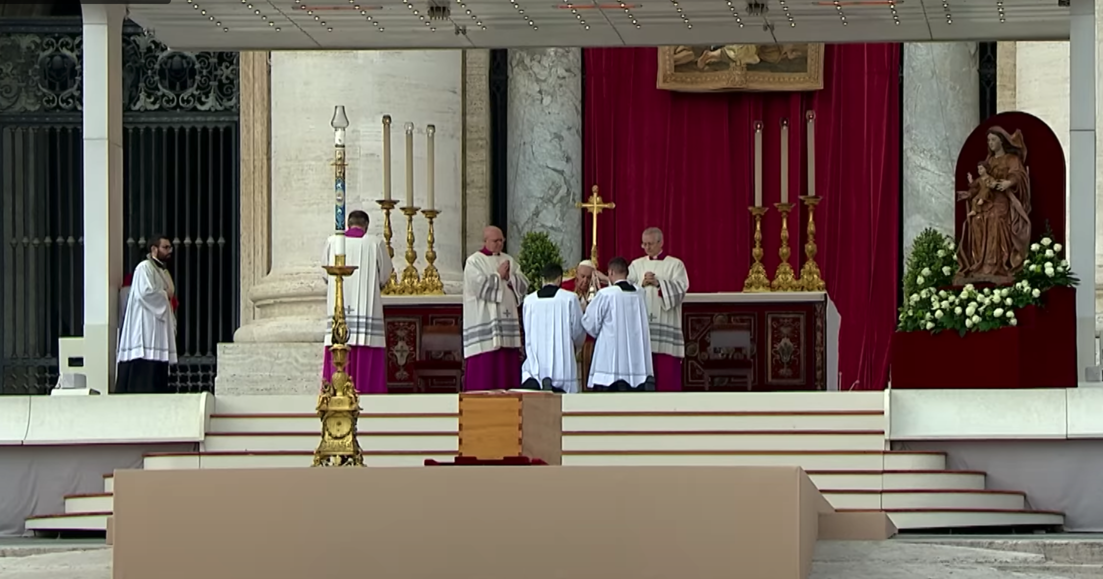 帶領會眾誦念禱告文。（圖／截圖自YouTube @Vatican News）